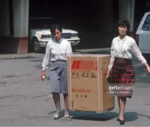  「有钱人」1987年中国老照片：图4有钱人才能消费、图8逐渐消失