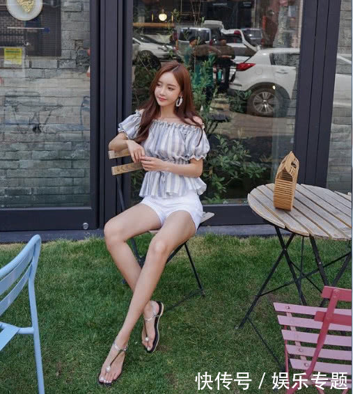 网红小姐姐轻装洋房拍写真，紧致短裤大显白皙长腿