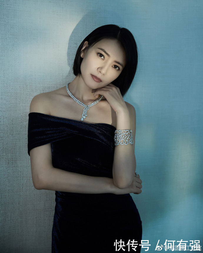 39岁高圆圆厉害了！一袭蓝色开叉长裙穿出2米气场，网友：真会穿