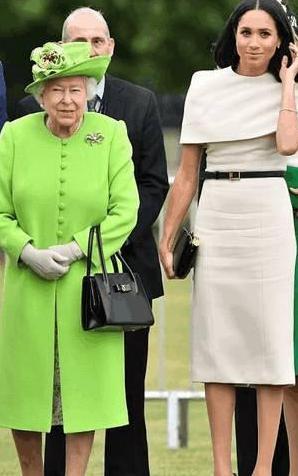 梅根王妃穿衣再惹争议！小一号的连衣裙勒痕明显，网友：太尴尬