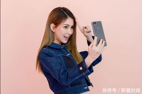 昆凌穿上紧身牛仔裤我呆了，腿缝宽到能放下一个拳头，网友：变了