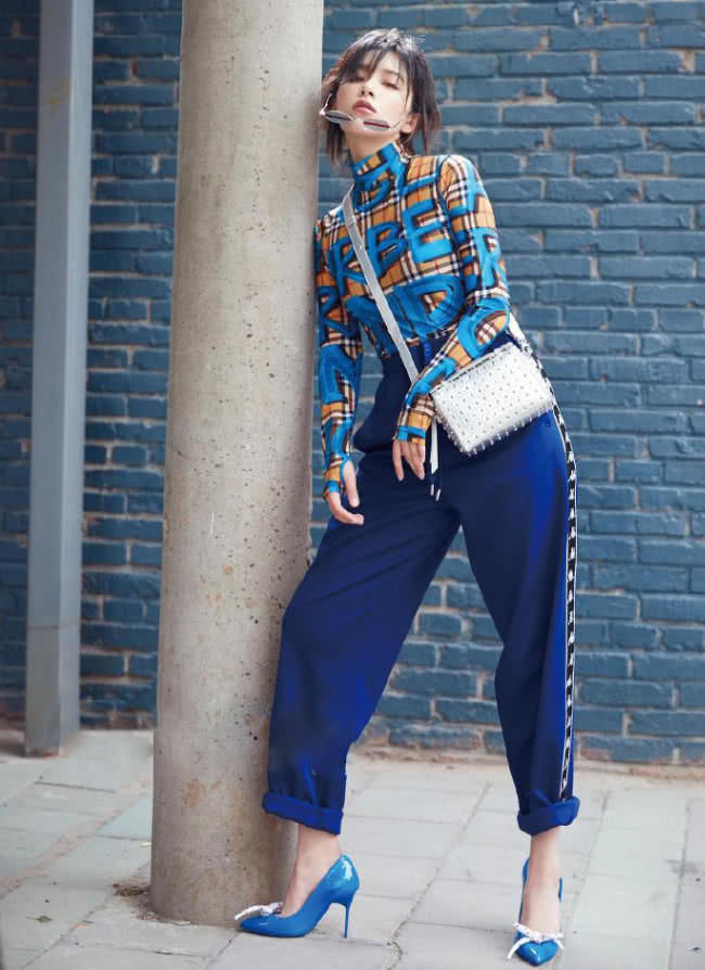 阚清子实力演绎身高不够鞋子来凑!这鞋跟比筷子还细，真的怕它断