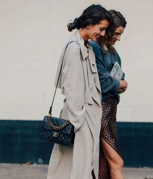 胸大妹子心里苦：背个包勒出东非大裂谷