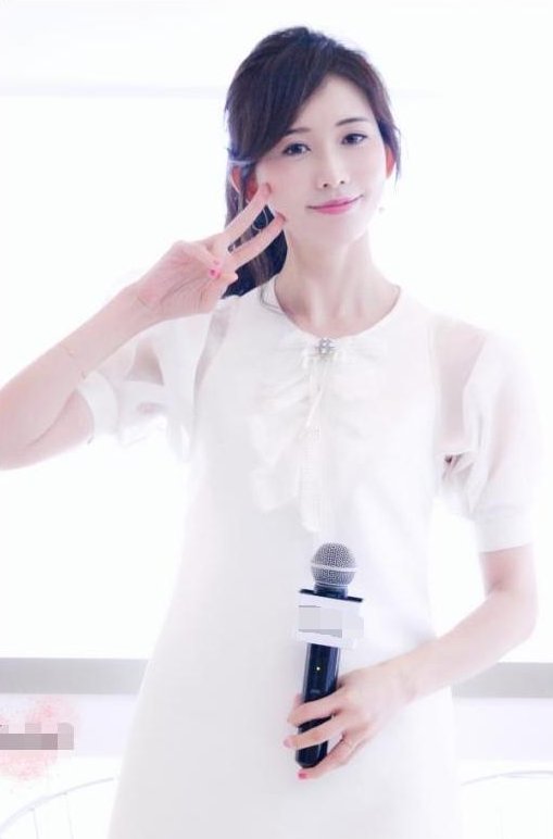 林志玲与孙俪白裙同框，网友:清新与优美一目了然