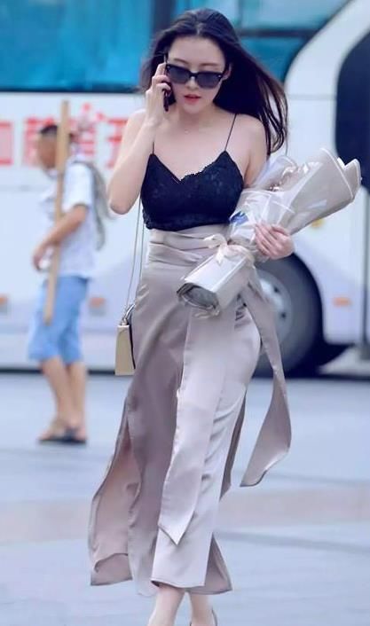 魅力|街拍气质高雅的小姐姐,一件吊带背心配开叉裤,时尚女神魅力范