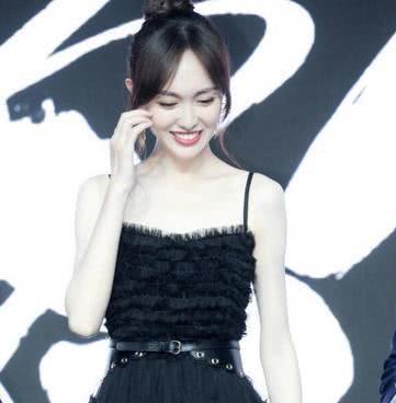 唐嫣的手臂和手指也是如此美丽修长,能和她媲