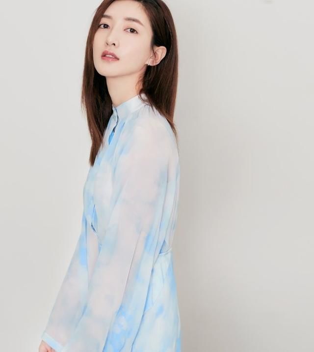 31岁江疏影与30岁刘亦菲同穿蓝裙，网友：御姐与天仙的差距！