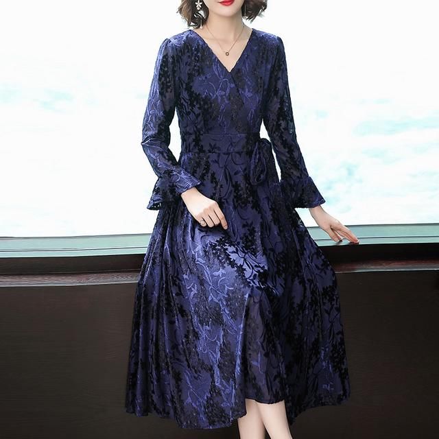 土如村姑的妈妈，穿新款秋裙，竟那么洋气美嫩，全家差点认不出了