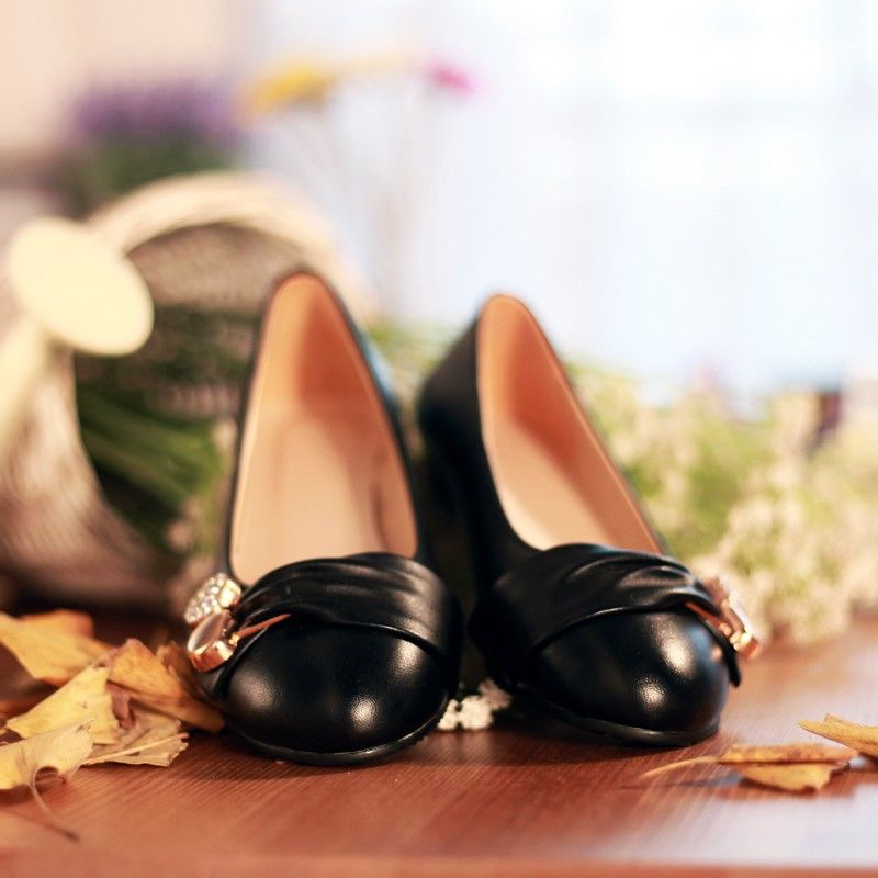 四五十岁女人别穿高跟鞋，新出炉一种“软秋鞋”，上脚轻盈又洋气