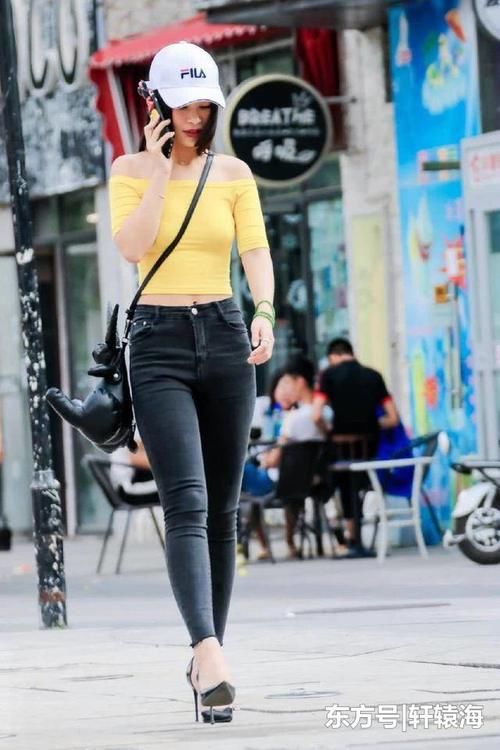 活力时尚的牛仔裤美女，轻松自在，展现街头的休闲风