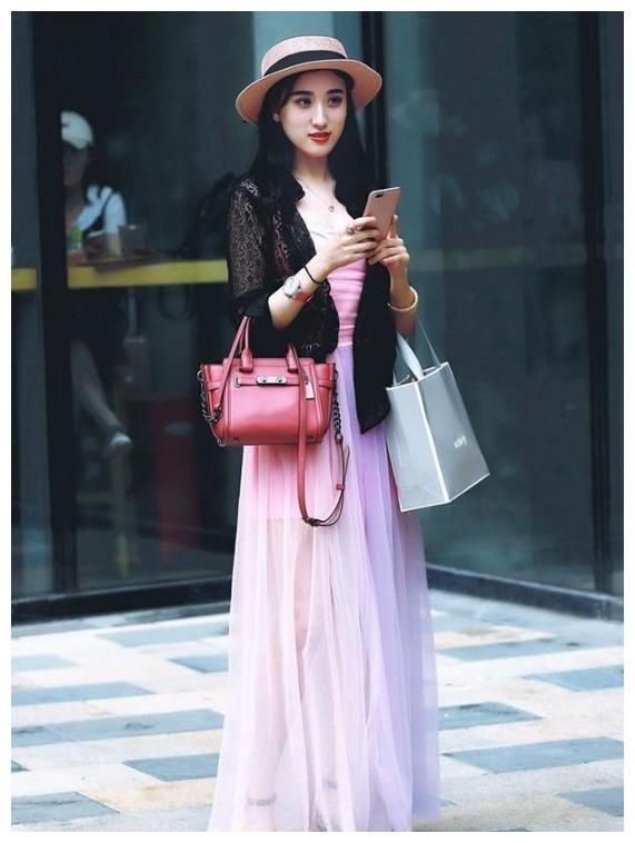 街拍：在夏季的街头，小姐姐的搭配清爽迷人，十分漂亮