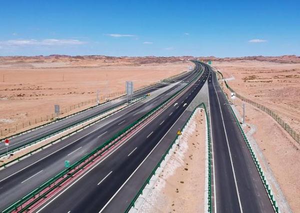 国内最冷清的一条高速，可能跑几天都见不到其他车，司机很寂寞