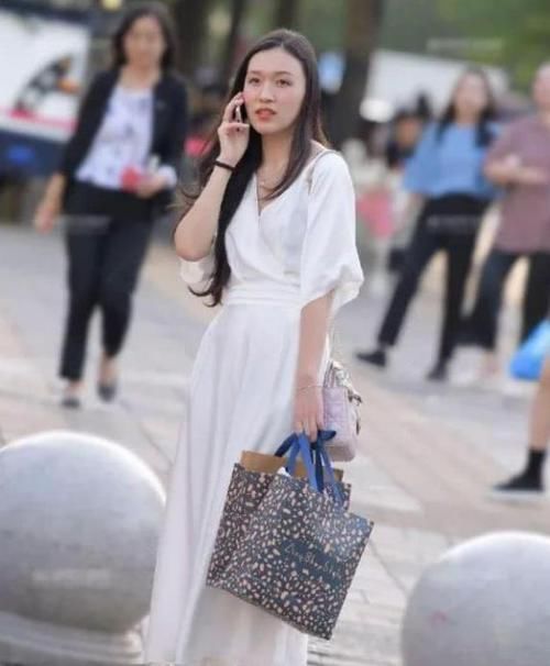  风采：街拍：软玉温香的美女，一件灰色的连衣裙，时尚女神风采迷人
