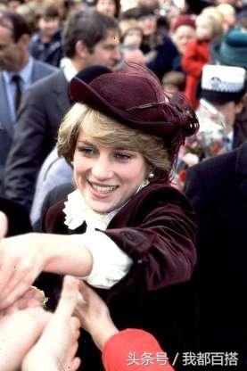 戴安娜王妃当年倾国倾城的帽子 网友：这气质真不是盖的