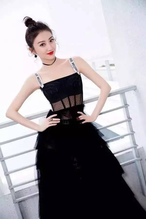 倪妮、周冬雨都被圈粉的Choker，今夏你要不要试试?