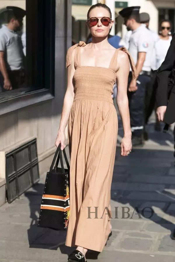 厉害| 今年最最最流行的小方领，时髦的同时居然还能显脸小!