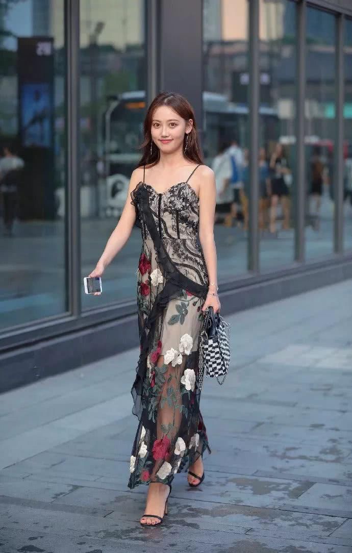  [女性]高跟鞋优雅又时尚，展示出女性身上的魅力姿态