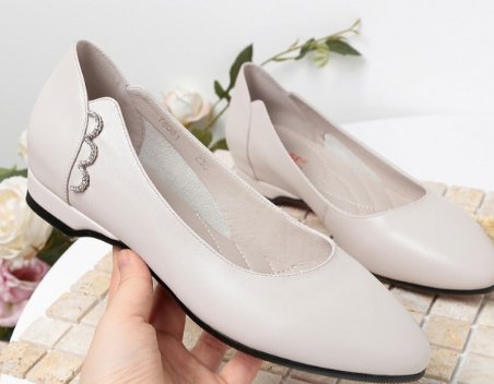 女人别老穿高跟鞋了，先时兴“平底鞋”舒适不臭脚，行走0负担