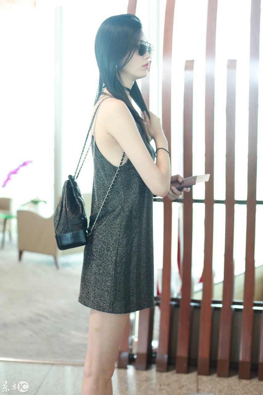 奚梦瑶机场秀时尚，连衣裙搭配长筒靴，网友:到底是热还是冷呢