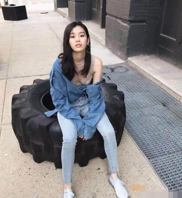 奚梦瑶真大胆，天气热脱得只剩内衣，网友：怪不得何猷君穷追不舍