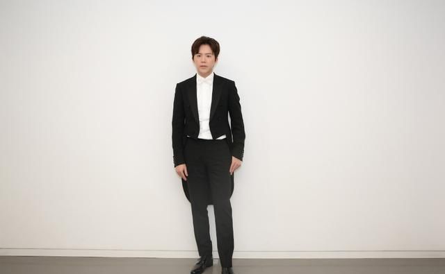  『不羁』李云迪写真照曝光，穿花衬衫配小脚西裤，38岁尽显不羁个性