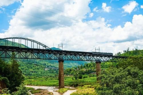  「我国」我国最特殊大桥，火车经过必须鸣笛30秒，知道原因后让