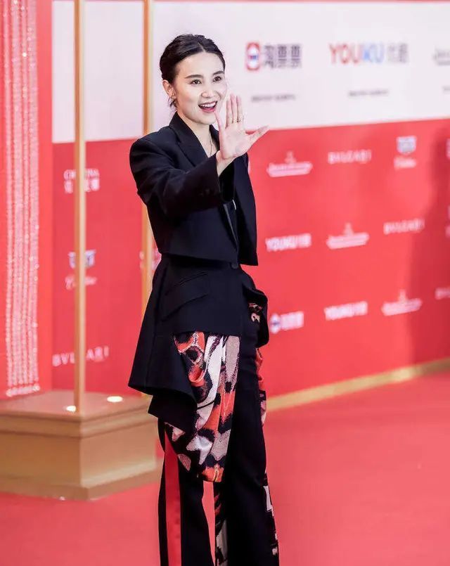 『来特别』宋佳敢晒高清未修图, 脸上坑洼不平还有黑眼圈, 反而漂亮!