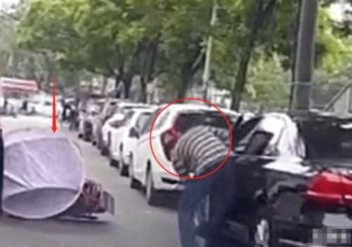  电动车车主|开车门撞上电动车，车主下车心疼车门，对电动车主一眼不瞧