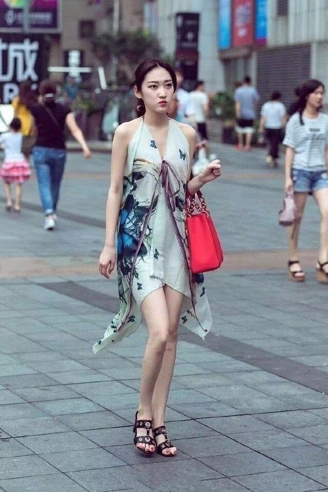 街拍:白皙成熟范的时尚小姐姐,打扮时尚大气看着高挑显廋!