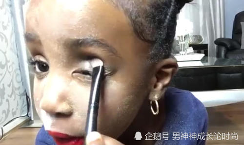 4岁小姑娘教化妆，手法娴熟根本不像是第一次化，网友：可爱的想