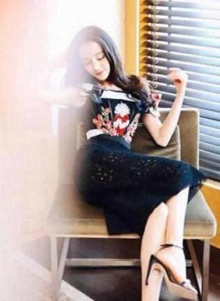 迪丽热巴太大胆，透视裙三角形意外流出，网友：藏不住的风景