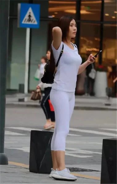 微胖小姐姐身穿白色紧身裤搭配白色t恤衫显出凹凸身材，小姐姐的