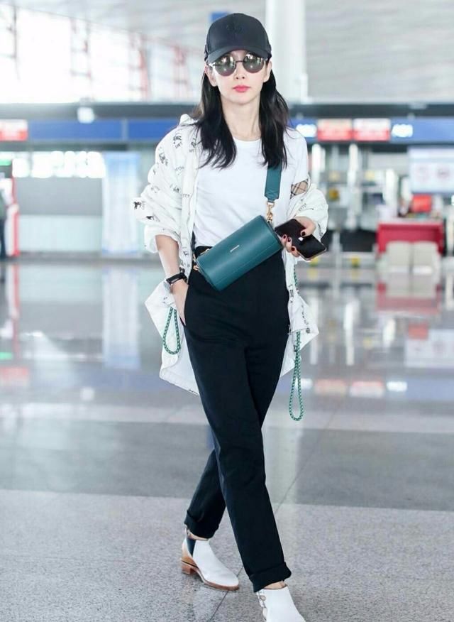 李冰冰学baby穿牛仔裙差距太大，网友：年龄大就别装嫩！