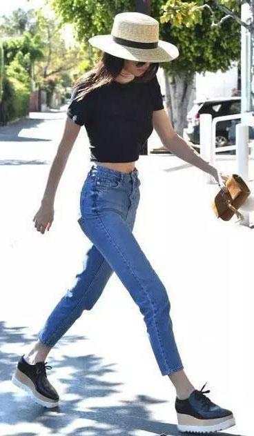 紧身裤谁穿谁靓，细节上很有亮点，凸显性感成熟气质！