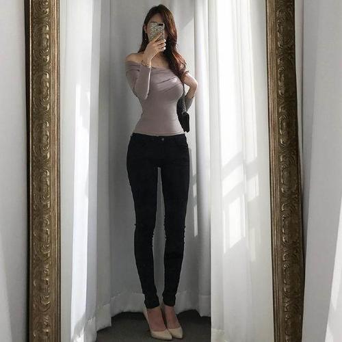 路人街拍:小姐姐红色抹胸搭配毛边热裤,玉腿修长,纹身性感