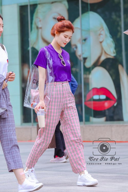 路人街拍，可爱粉色系小姐姐，喜欢这种透明包包