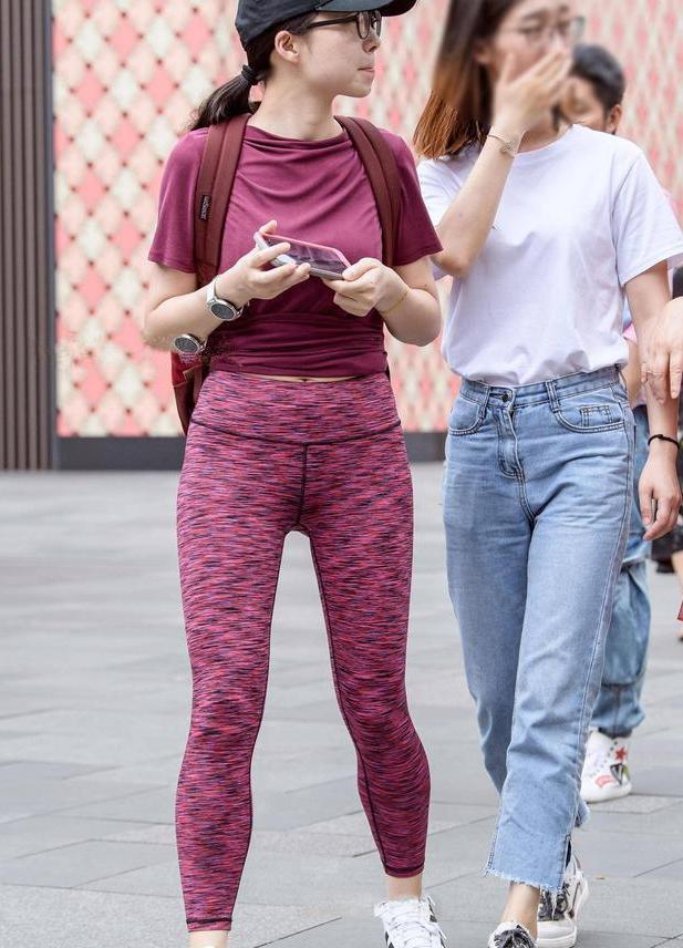 街拍：气质小姐姐紧身裤裹出微胖身材，走路姿势尽显成熟女人味儿