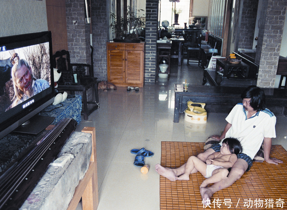  「农民」直击：他们在别墅里享受“隐密”的高质生活，琐事由周