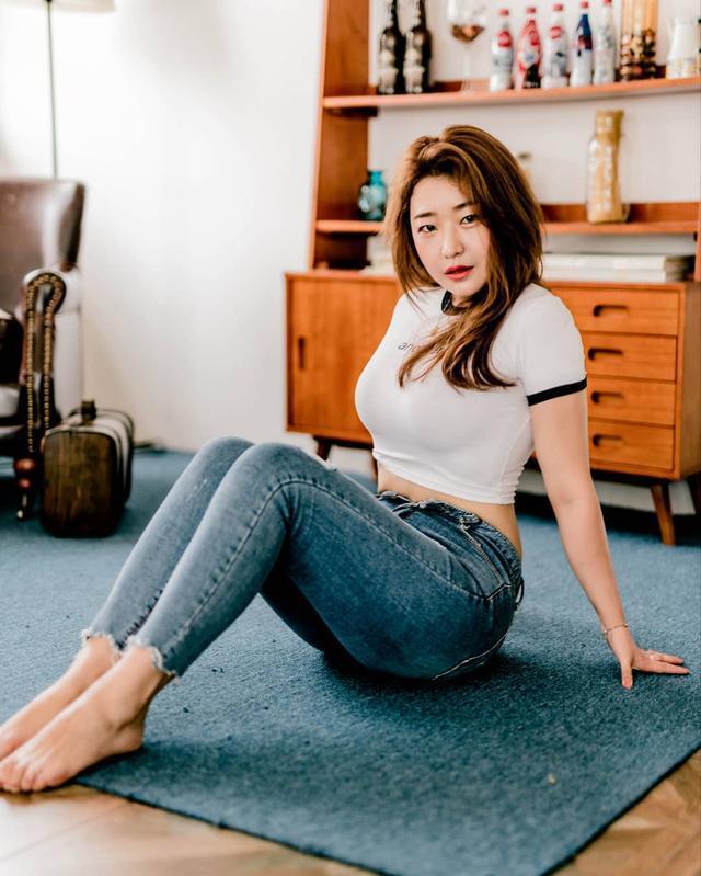 微胖的小姐姐穿裤子太紧,牛仔裤穿出了瑜伽裤的效果!