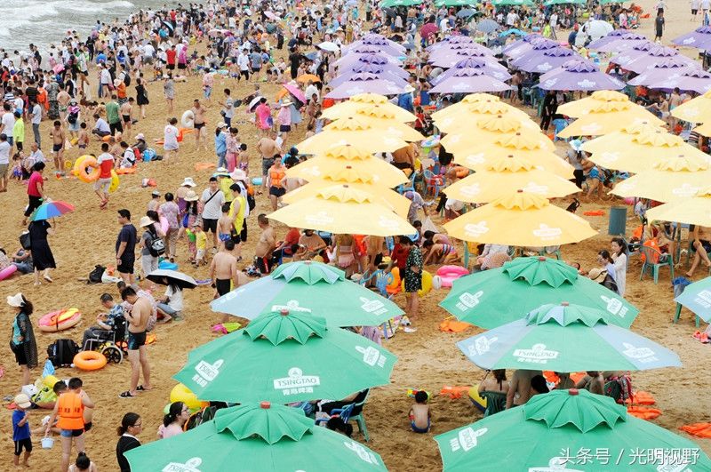 江苏:海滨浴场沙滩无处下脚场面像“下饺子”!大海秒变“人海”
