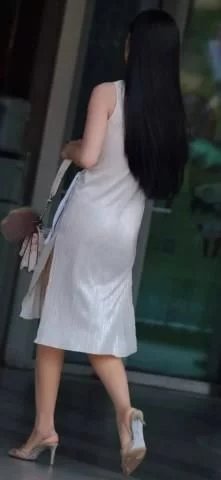 丝质开叉连衣裙搭配高跟鞋，高贵典雅的贵气感美丽又显身材