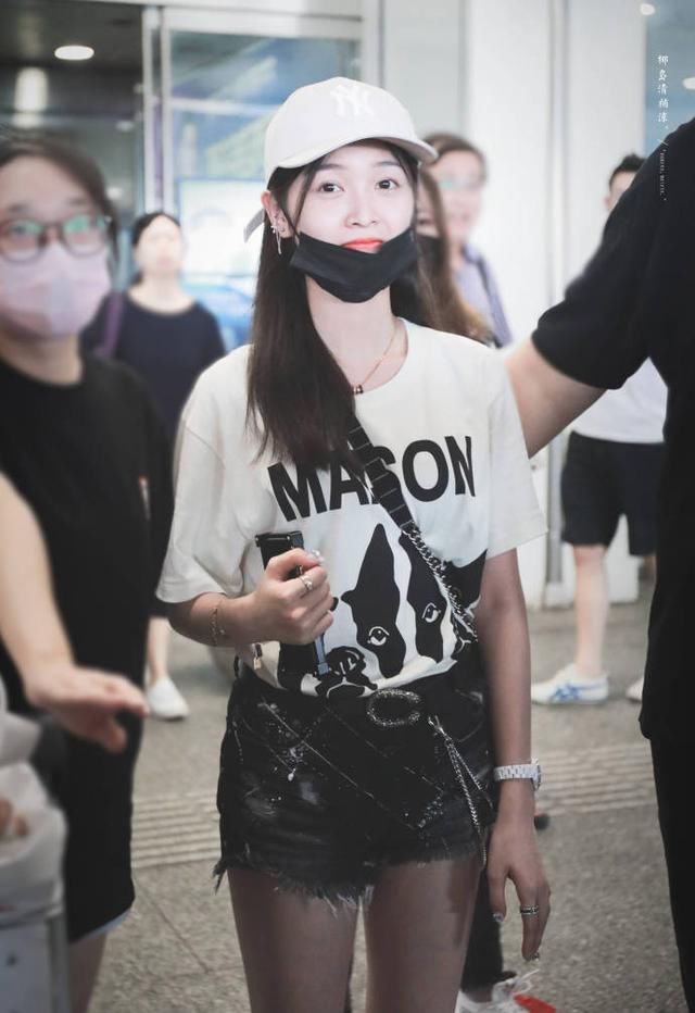 吴宣仪总算想通了，终于不在短裤里面穿安全裤，网友：够紧呗