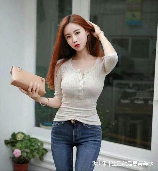 牛仔裤完美大秀小姐姐的美腿，彰显青春与时尚的品味!