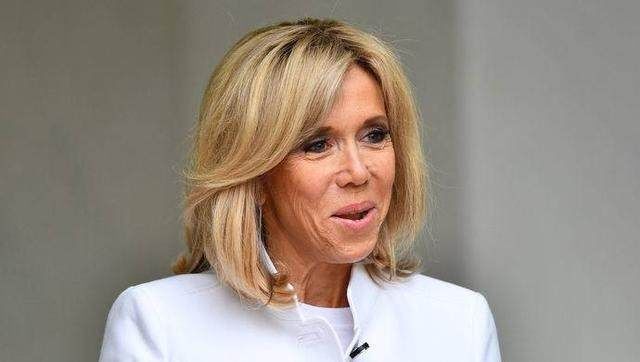 65岁法国第一夫人:黑色紧身皮裤显腿长，深夜出行一脸憔悴!