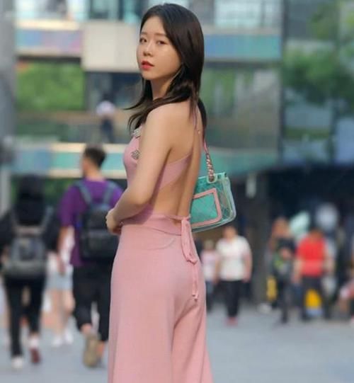  『时尚』街拍：气质高雅的美女，一条浅蓝色连衣裙，时尚魅力好身材