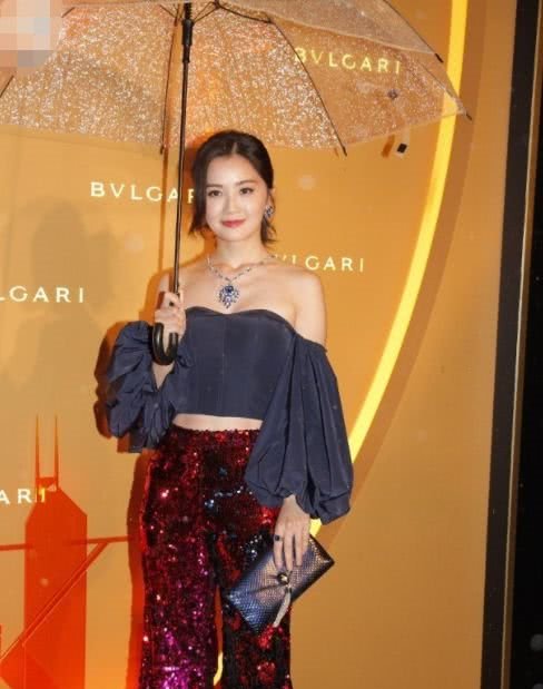 蔡卓妍真敢穿！这么宽松的裤子都能撑起来，网友：勒的不难受吗？