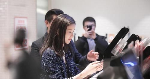  以选择■26岁章泽天就是会穿亮片外套搭配牛仔裤减龄时髦，秒变高校生