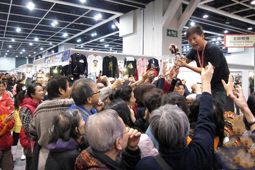 内地人到香港旅游时，为何总被一眼认出？原因有2点