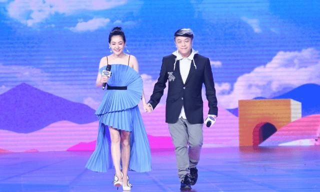  「下半身」小S真敢穿，扎发丸子头搭配吊带连衣裙性感又洋气，凸显出高级感