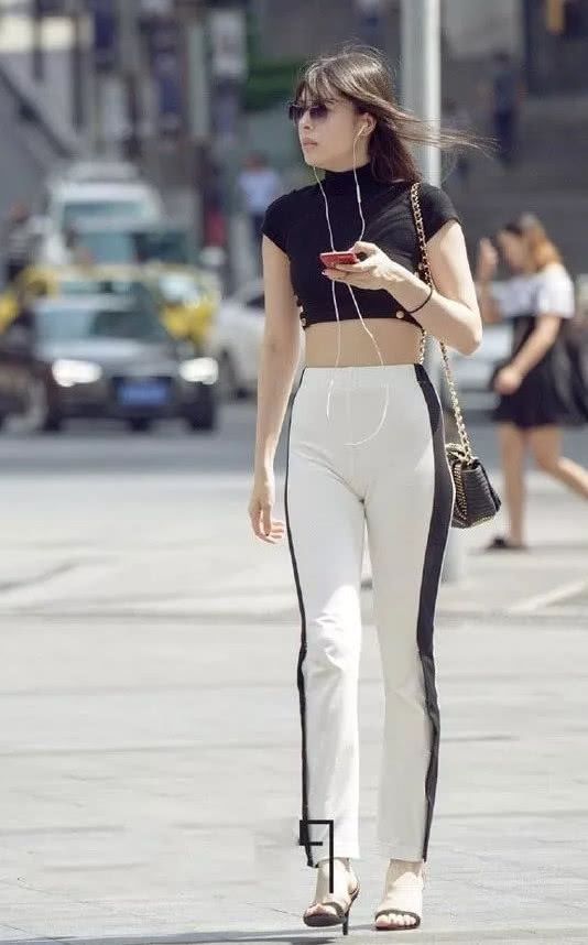 辣妈在紧身服装下穿出火辣身材，瑜伽裤勾勒迷人曲线简直让人羡慕